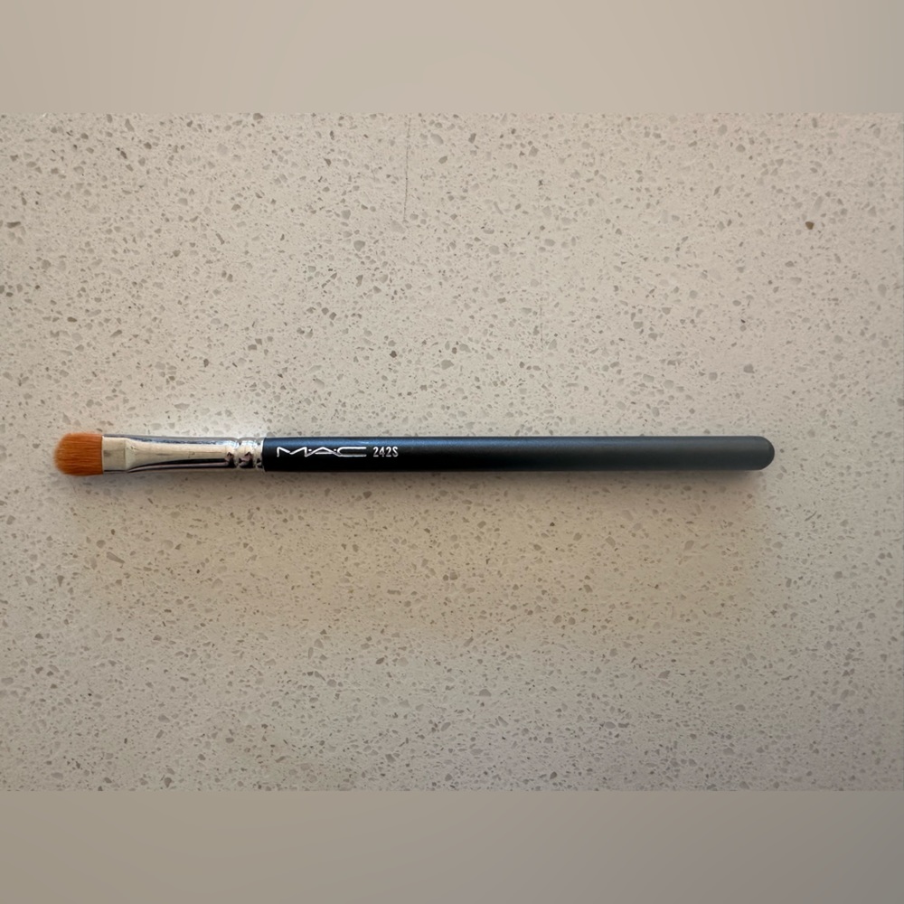MAC Cosmetics 242S Brush